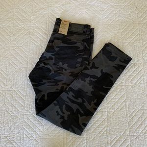 NWT Levi’s 711 Camo skinny jeans